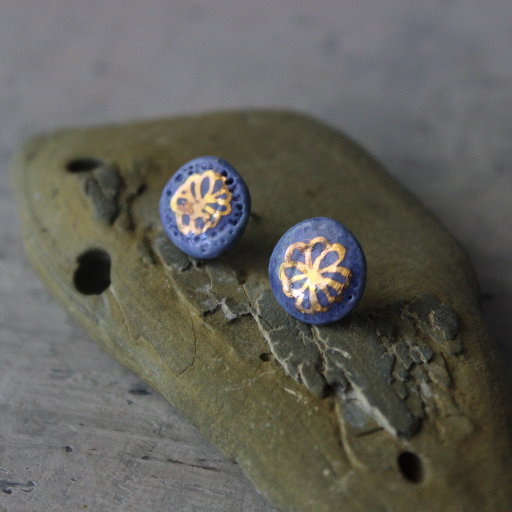 Porcelain Studs Gold Daisy