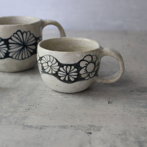 Ceramic Handled Mugs : Blue Daisy Chain