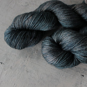 Yarn : Hand-dyed Silk/Merino/Yak 'Uniform' - Tribe Castlemaine